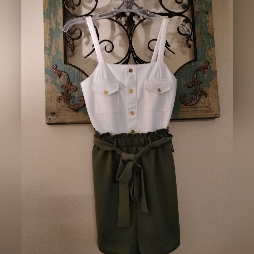 J F💓R Justify Wht/Khaki Green Belted Romper. NWT Size S